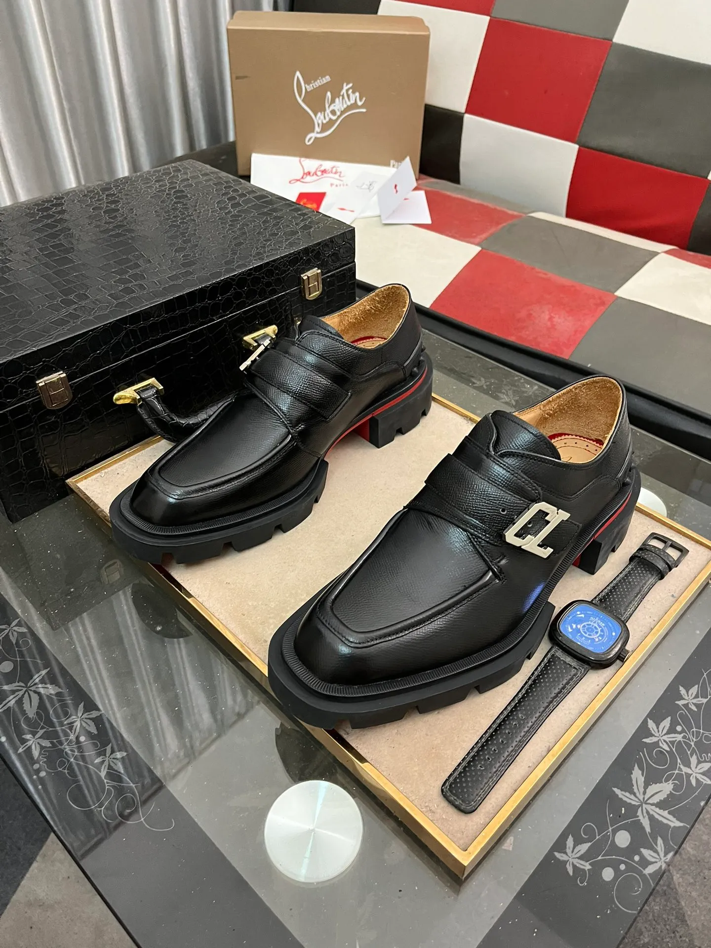 Men's shoes 💰820⌚️⌚️CL New formal leather shoes Christia* Loubouti* red-soled shoes GREGGO men's Oxford shoes Made of imported cowhide/glossy patent leather/stitched contrasting high silk suede. Three-section toe design. Iconic red outsole, the ultimate personalized shoe. Original color cowhide lining. Original Italian leather outsole; fine workmanship brings you a luxurious experience. With its neat silhouette and straightforwardness, GREGGO men's Oxford shoes are Oxford shoes born for city roaming. The elegant lines and classic silhouette exude eternal charm. The black patent leather material is exquisite and eye-catching, adding a sense of luxury to the overall look. The slender toe design is full of elegance, and matched with closed shoelaces of the same color, the sophistication is invisible. The slim sole design provides the shoes with a light foot feel, elegant steps, and a refined and elegant look. Shows outstanding texture.  Standard leather shoe size: 38-44